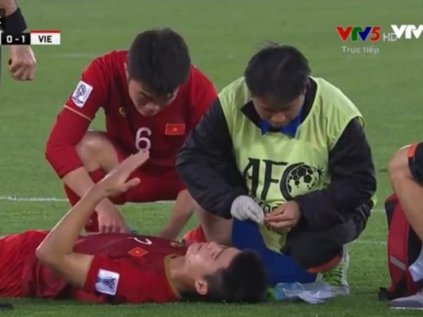 Hành động ấm áp nhất trận đấu: Xuân Trường hỗ trợ Duy Mạnh khi đồng đội bị thương