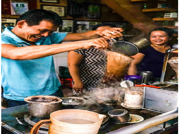 Tìm lại dấu vết Sài Gòn xưa tại cà phê vớ, phố ve chai và khu chung cư cũ 