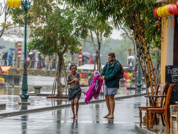 Khoảnh khắc gây "bão" MXH: Chàng trai nước ngoài cởi áo tặng cụ ông ăn xin giữa trời mưa giá rét