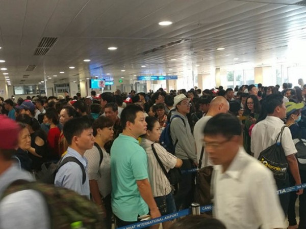 Sân bay Tân Sơn Nhất khuyến cáo hành khách đến trước 2h, không nên đeo khẩu trang