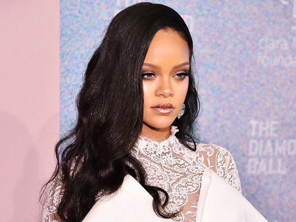 Fan “cười như được mùa” với cách đáp trả bình luận “mặn mà” của Rihanna