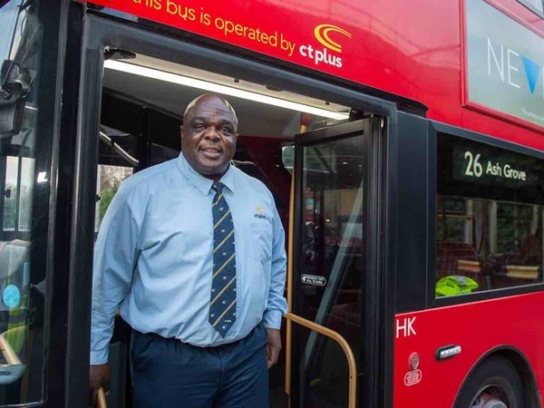 Nụ cười biến một người vô gia cư thành tài xế xe bus được yêu thích nhất London!