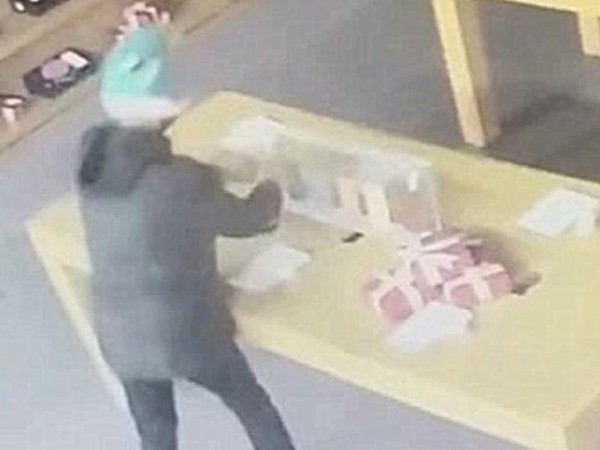 Trung Quốc: "Chết cười" cảnh tên trộm đột nhập vào cửa hàng smartphone... mô hình