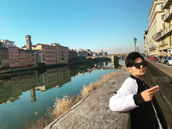 Châu Kiệt Luân đăng ảnh ở Ý, fan kéo đến bắt chước dáng chụp hình của thần tượng
