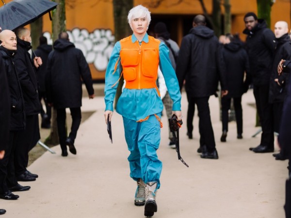 Vừa hoàn thành show thời trang, Lý Quí Khánh tất bật sang Pháp dự show Louis Vuitton 