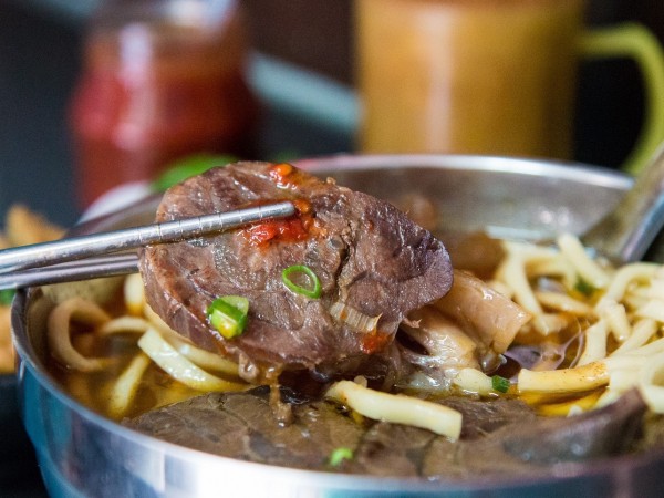 Thưởng thức mỳ bò kiểu Đài Loan thì sẽ hiểu vì sao đây là món ăn trứ danh xứ Đài
