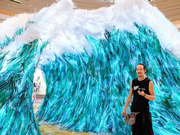 Tác phẩm nghệ thuật từ hơn 160.000 ống hút và rác thải nhựa thu hút giới trẻ Sài Gòn