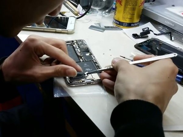 Chàng trai tự “sản xuất” iPhone X bằng linh kiện tái chế mua ở chợ