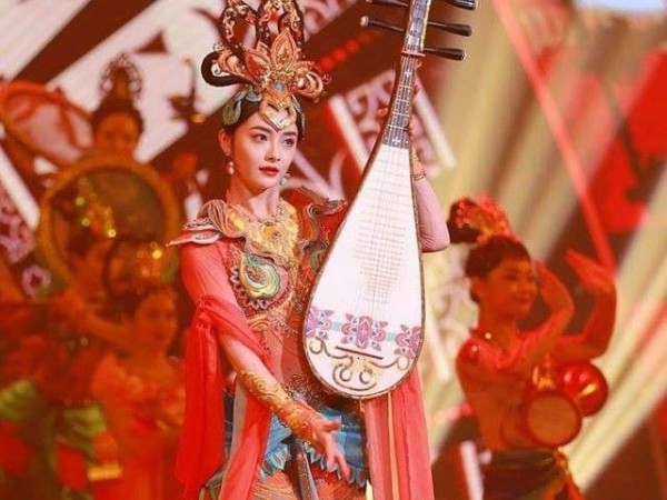 Chu Khiết Quỳnh (Pristin) gây sửng sốt khi biểu diễn cùng đàn tì bà tại Lễ hội Xuân
