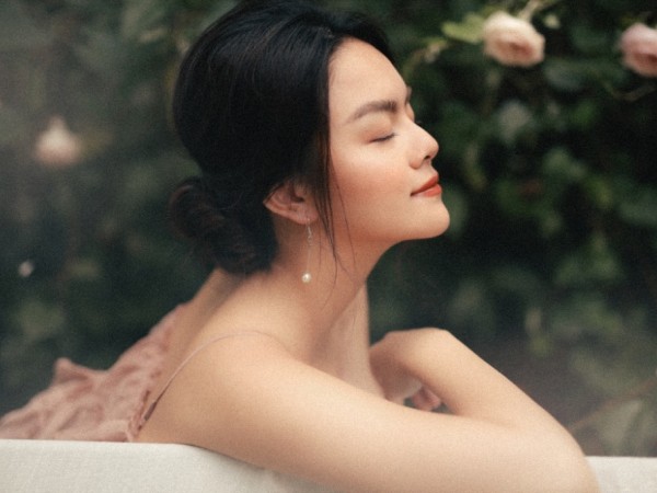 Phạm Quỳnh Anh khoe nhan sắc không tuổi trong bộ ảnh "nàng tiên hoa" đón xuân