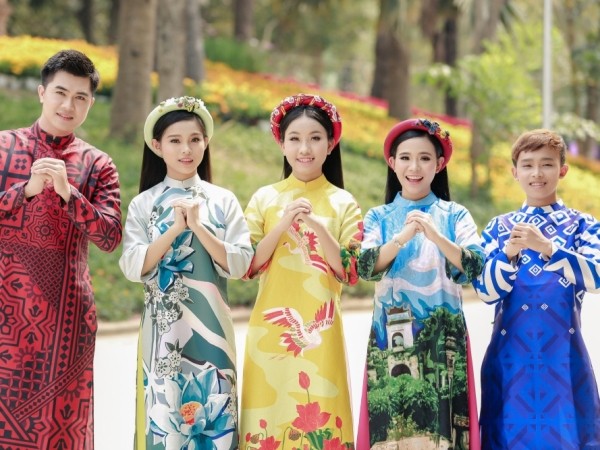 Ca sĩ Phi Nhung cùng các con nuôi diện áo dài truyền thống để quay MV mừng Xuân