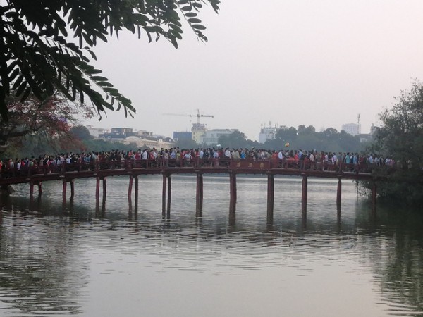 Hà Nội: Kinh ngạc cảnh tắc cứng, chen chúc trên cầu Thê Húc ngày Tết