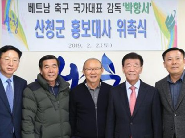 Về ăn Tết, HLV Park được chọn làm đại sứ ở quê nhà Sancheong