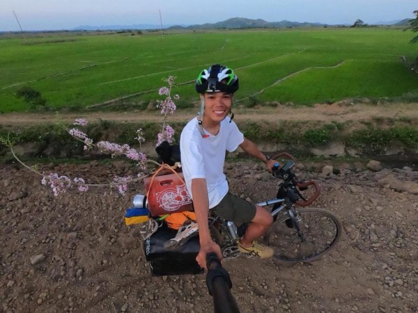 Thanh niên đạp xe về quê ăn Tết vì "đam mê": Đọc bình luận của dân mạng mà cười "té ghế"