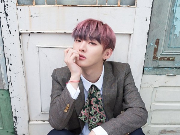 Yoon Ji Sung (Wanna One) hát ngọt ngào trong trong bài hát debut "Aside"