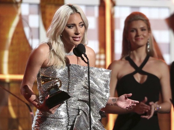 Grammy 2019: Lady Gaga bất ngờ lập “hat-trick”, Ariana Grande “văng tục” khi lần đầu đoạt giải!