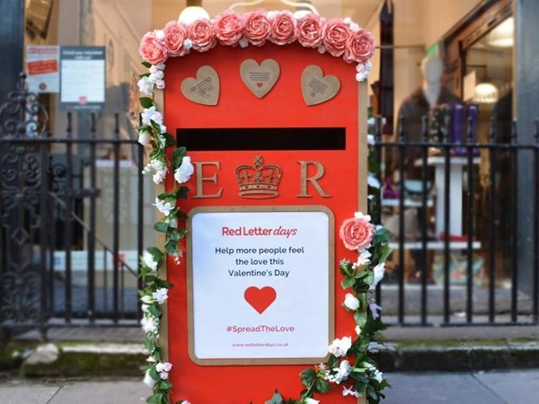 Những hộp thư đỏ trên đường phố London lan tỏa Lễ tình nhân tới người cô đơn