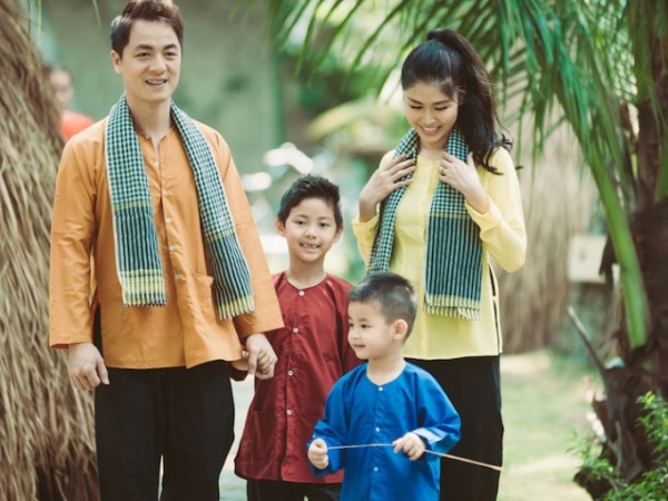 Gia đình nhỏ của ca sĩ Đăng Khôi mặc áo bà ba, dã ngoại miền quê ngày đầu năm