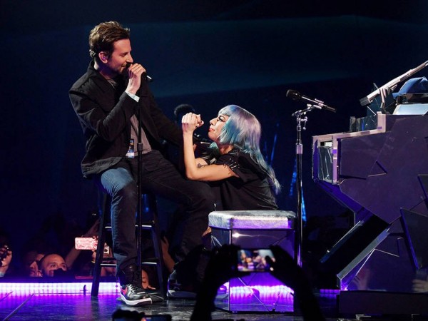 Hậu “A Star Is Born”, fan rần rần vì tin đồn Lady Gaga và Bradley Cooper “phim giả tình thật”