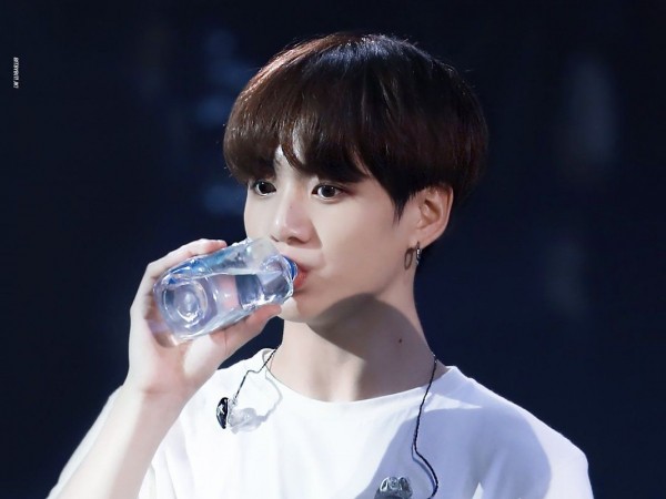 Thật mừng vì dù đã nổi tiếng, Jungkook (BTS) vẫn không từ bỏ thói quen này