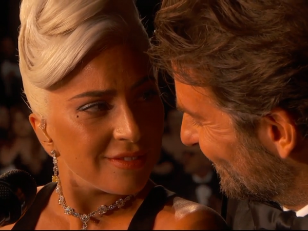 Cặp đôi màn ảnh Bradley Cooper - Lady Gaga tiếp tục mang “Shallow” lên sân khấu và ngày càng “tình”!