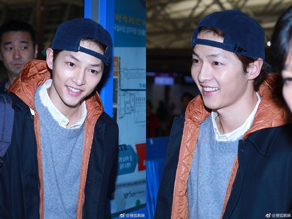 Song Joong Ki rạng rỡ ở sân bay, đập tan tin đồn ly hôn Song Hye Kyo