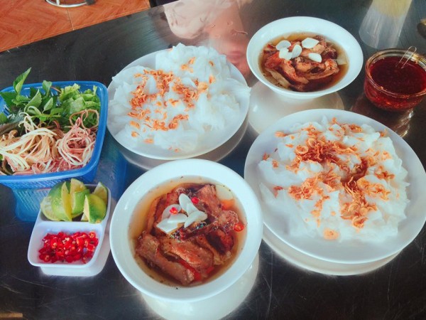 Hà Nội lại se lạnh, rủ nhau đi ăn bánh cuốn thịt nướng kiểu Phủ Lý vừa thơm vừa nóng