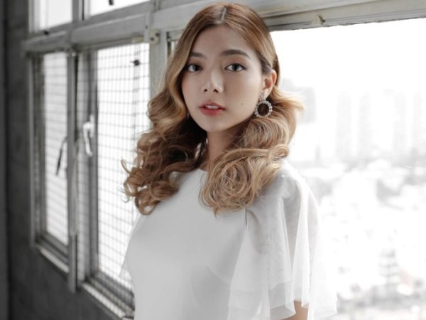 Katleen Phan Võ diện áo dài trắng, hóa thân thành nàng thơ khoe vẻ đẹp tinh khôi