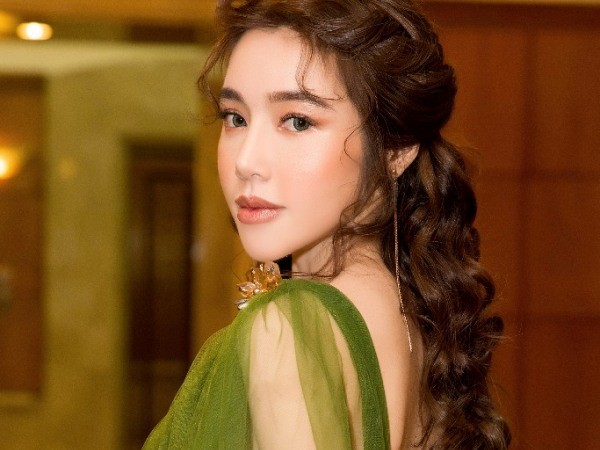 Diễn viên Elly Trần bất ngờ trở lại showbiz sau gần 4 năm dành thời gian chăm sóc hai con nhỏ