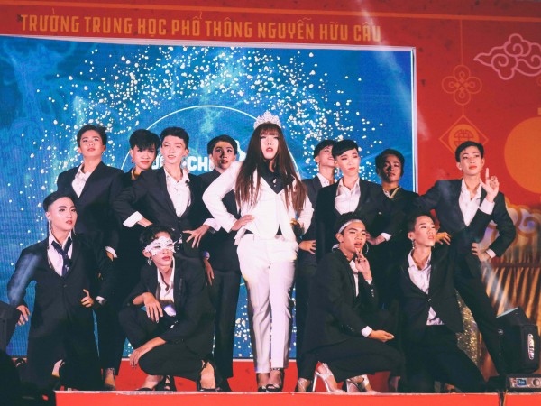 Đây chính là trường THPT duy nhất ở Sài Gòn tổ chức cuộc thi nam sinh giả gái!