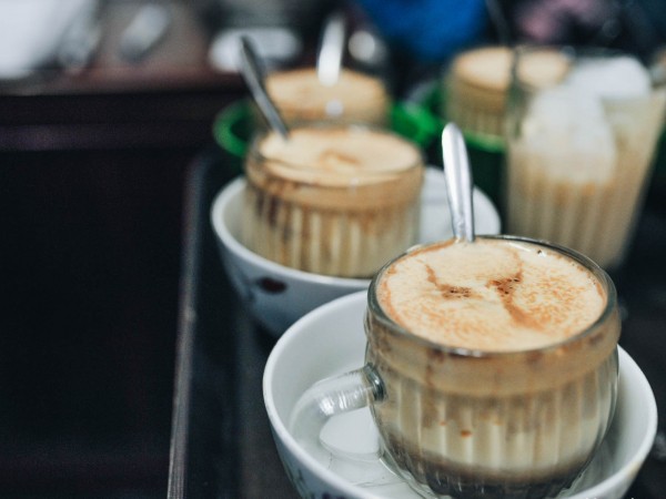Tận mắt chứng kiến cách chế biến cafe Trứng - "ngôi sao" của những ngày Hội nghị Mỹ Triều