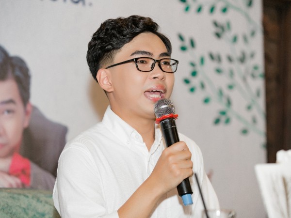 Diễn viên hài Minh Dự bật khóc 2 lần trong buổi họp báo ra mắt sách đầu tay