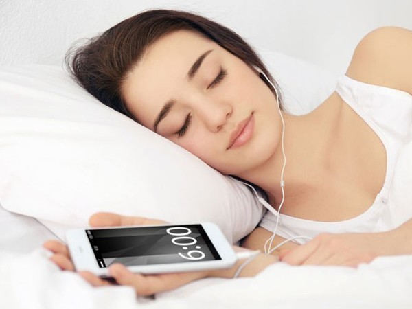 Cảnh báo thói quen mà nhiều người mắc phải: Đeo tai nghe trong lúc ngủ