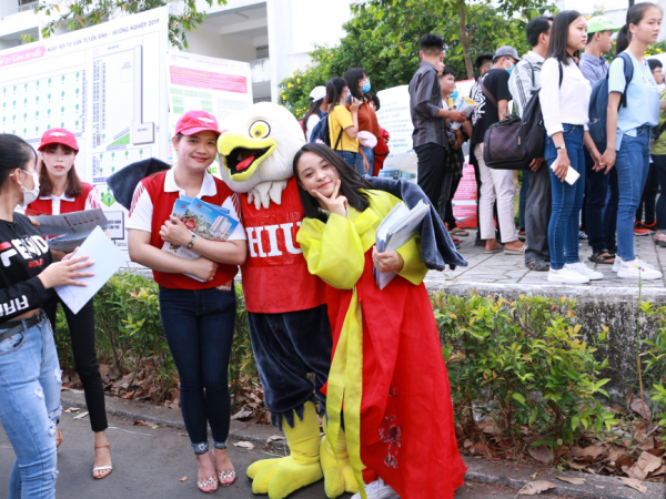 Đại học Quốc tế Hồng Bàng “gỡ rối” cho hàng ngàn học sinh Miền Tây