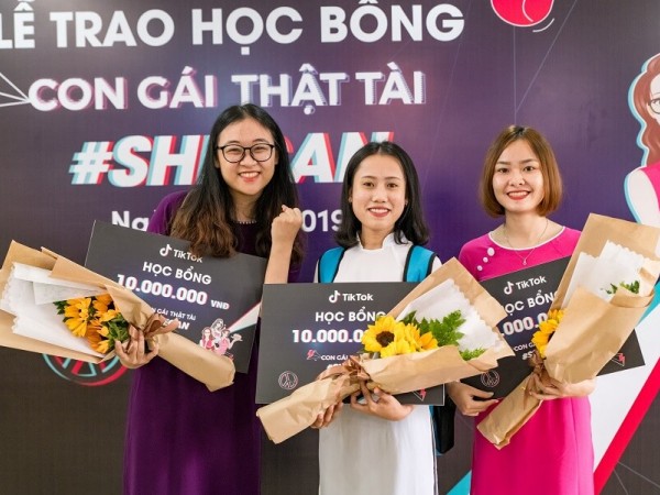 Đại học Đà Nẵng trao tặng học bổng cho 30 nữ sinh viên có thành tích học tập ưu tú 