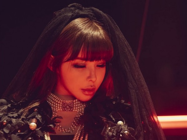 Giữa bão scandal của công ty cũ, Park Bom trở lại sau 5 năm vắng bóng