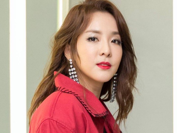 Fan bất bình khi Sandara (2NE1) bị coi thường ngay trên sóng truyền hình