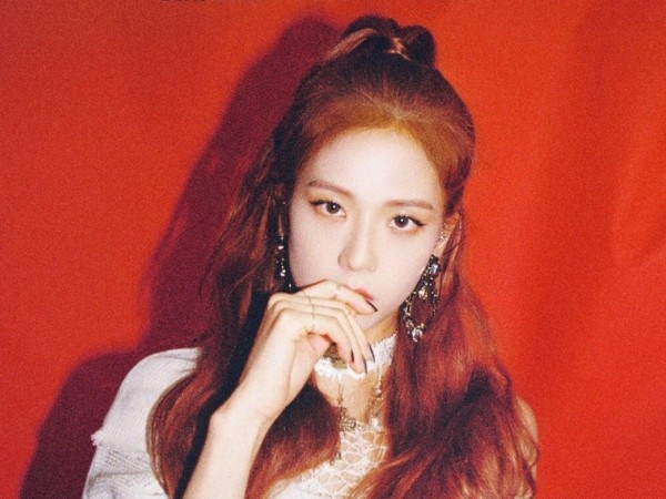 Jisoo (BLACKPINK) "đẹp ná thở" trong mái tóc dài đỏ rực