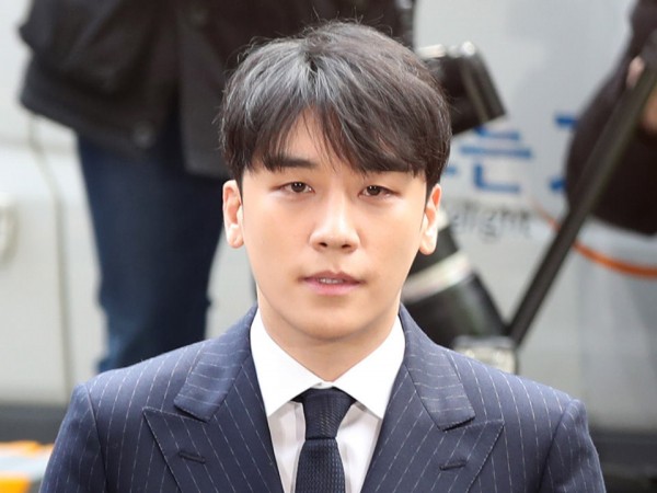 Có ai như Seungri, ra trình diện cảnh sát vẫn phải trang điểm đậm như đi diễn