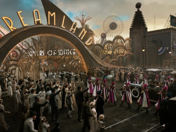 Khám phá thế giới mộng mơ trong phim "Dumbo" dưới bàn tay Tim Burton 