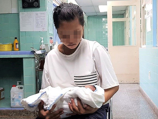 Xôn xao chuyện nữ sinh đẻ con tại trường rồi bỏ vào nhà vệ sinh