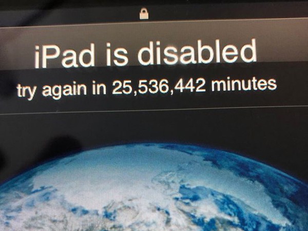 Nghịch iPad của bố, bé 3 tuổi khiến chiếc máy tính bảng bị khóa trong... 49 năm