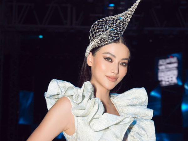 "Hoa hậu Trái đất" Phương Khánh hoá nữ bá tước xinh đẹp tại thảm đỏ "VIFW 2019"