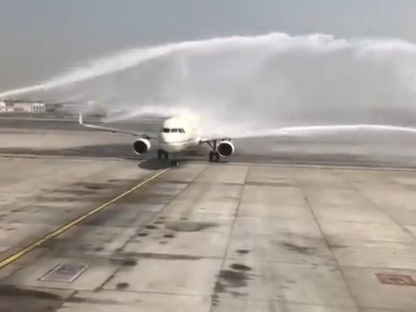 Sân bay Dubai phun vòi rồng đón máy bay, nước làm hỏng cả máy bay