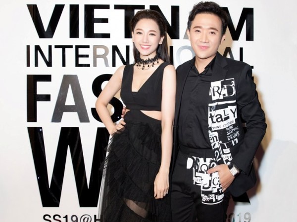 Vợ chồng Trấn Thành – Hari Won rủ nhau diện đồ tone sur tone xuất hiện tại sự kiện thời trang