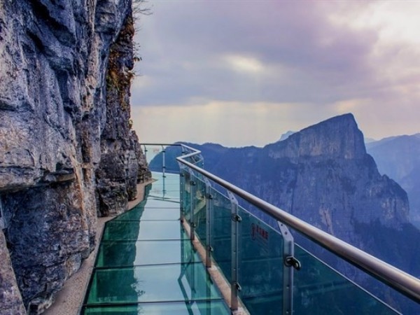 HOT: Xuất hiện cây cầu kính “ôm cua vách núi” ở Việt Nam - dài và cao nhất Đông Nam Á
