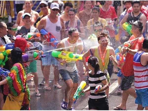 Mới trải qua 5 ngày đầu tiên, lễ hội Songkran đã khiến 323 người chết và hàng ngàn người bị thương