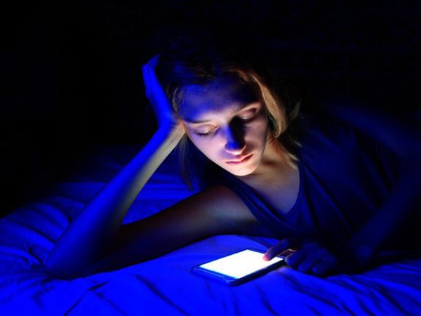 Ánh sáng xanh của màn hình smartphone có thể gây ra nguy cơ mù lòa?