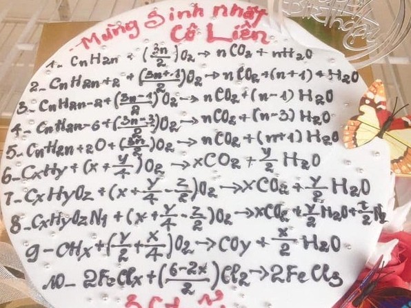 Chiếc bánh kem "phủ đầy" công thức hóa học chỉ dành cho cô giáo dạy Hoá dịp sinh nhật