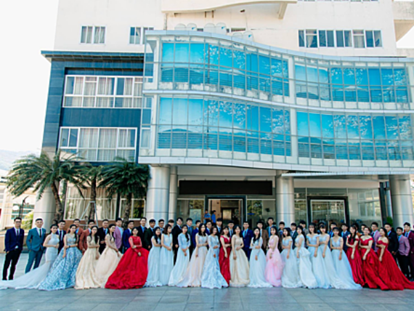 Bộ ảnh kỷ yếu trông như đám cưới tập thể của sinh viên ĐH Quy Nhơn gây tranh cãi